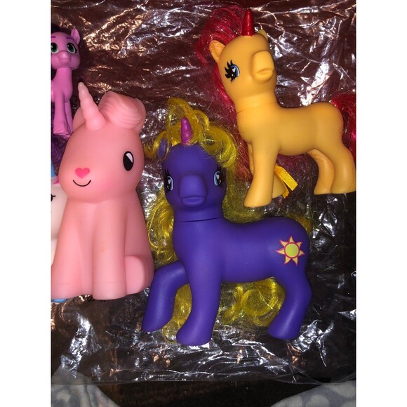 LOT OF UNICORNS - Picture 3 of 3